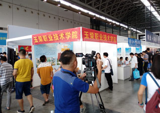 哈哈体育参加2016年广西普通高校招募简章咨询会